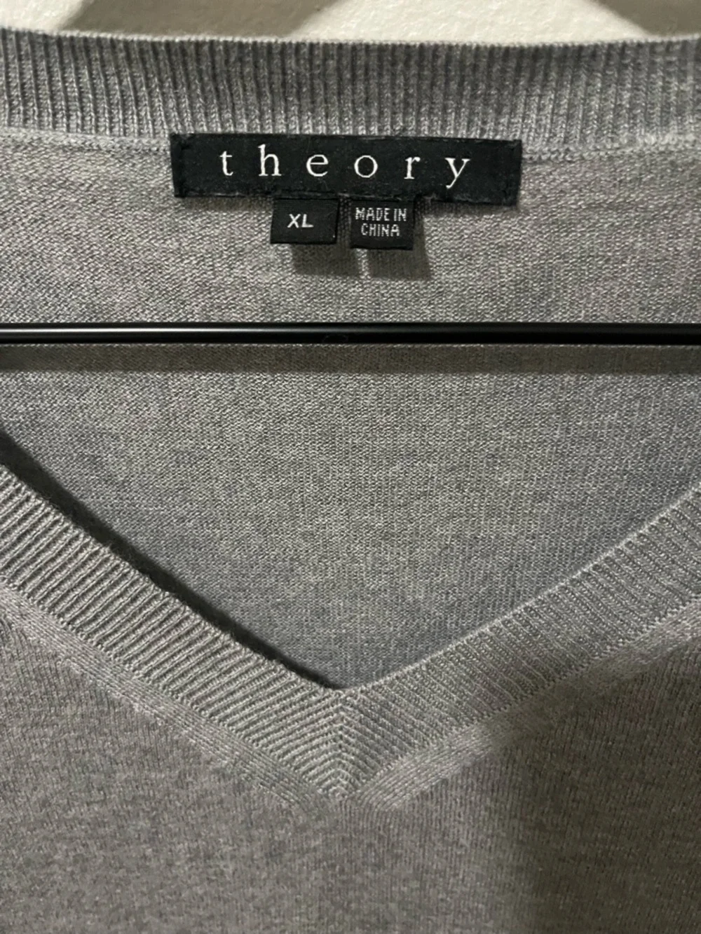 Theory Two-Tone V-Neck Sweater in Cashmere and Silk - Picture 3 of 6